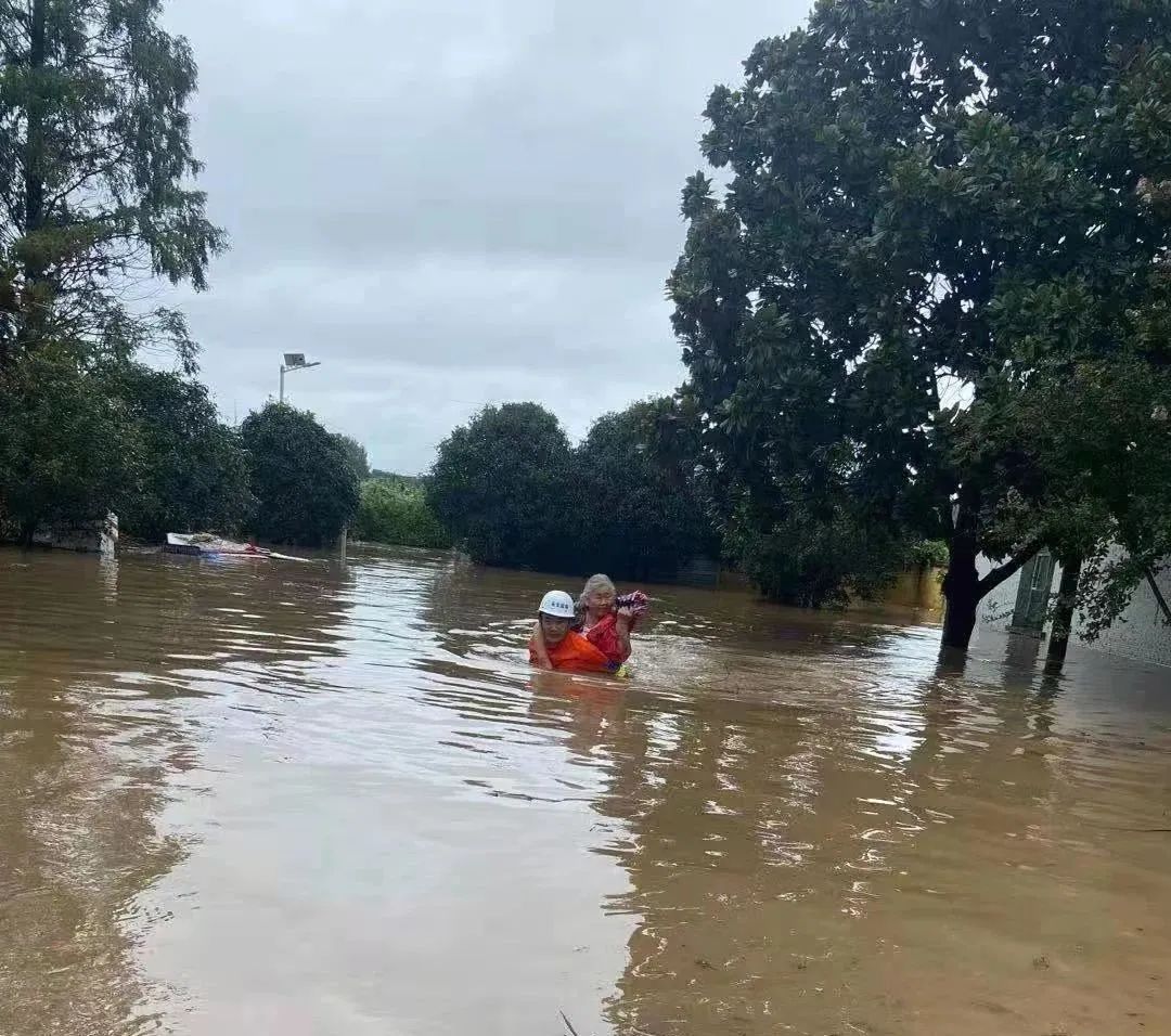 湖北暴雨来袭，全力应对保障民生安全